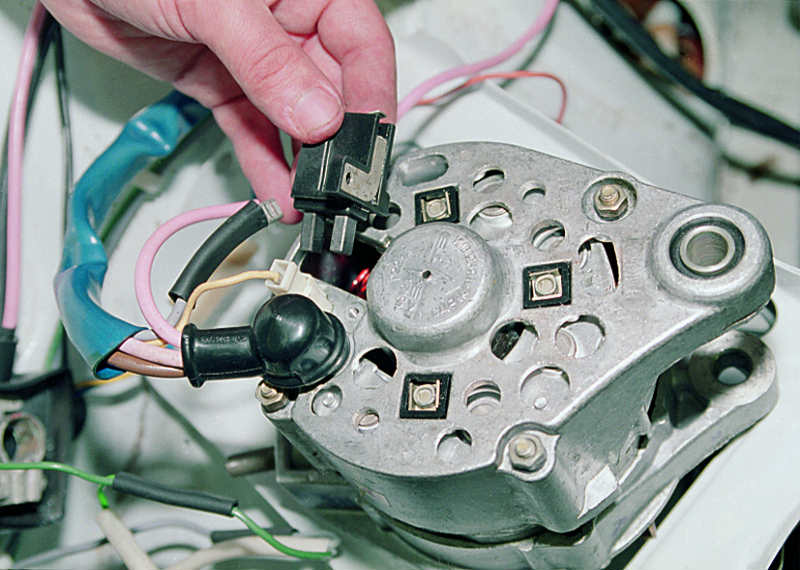 Реле регулятор напряжения генератора: как работает и когда требуется замена