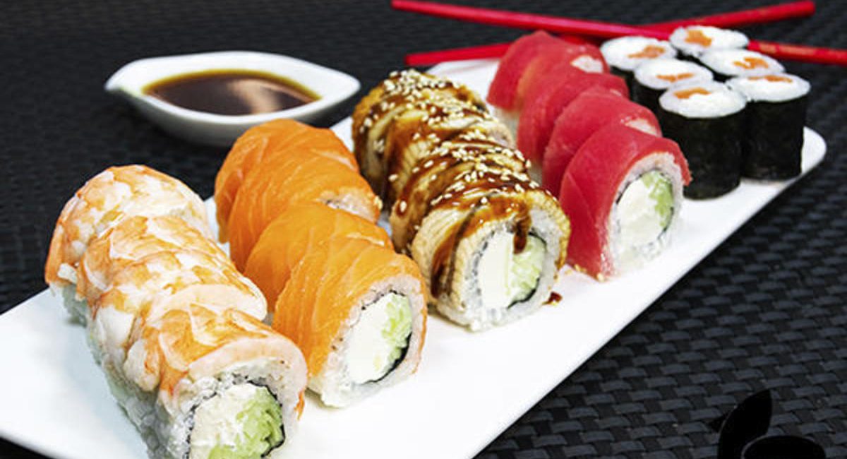 Суши и бургеры: два культа уличной еды, которые неожиданно оказались в одном меню