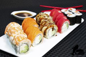 Суши и бургеры: два культа уличной еды, которые неожиданно оказались в одном меню