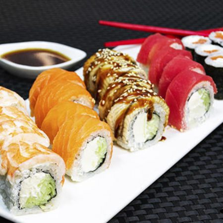 Суши и бургеры: два культа уличной еды, которые неожиданно оказались в одном меню