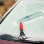 Как быстро избавиться от льда на стеклах автомобиля
