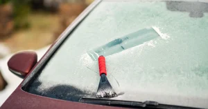 Как быстро избавиться от льда на стеклах автомобиля